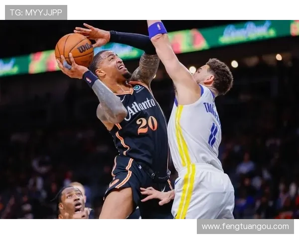 拉拉维亚突破防守完成高难度上篮 绝妙技巧助力球队得分